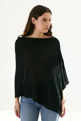 Poncho color beige de tejido de punto con cuello asimétrico.