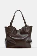 Bolso tipo maxi shopper de hombro, con diseño amplio y estructura flexible. Cuenta con doble asa de hombro con detalle de pespuntes, cierre mediante botón imantado y bolsillo interior con cremallera.