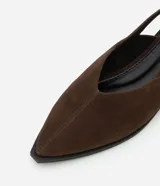 Zapatilla slingback marrón de material sintético con puntera fina, tira media con hebilla lateral dorada y tacón bajo.