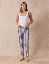 Pantalón recto de gabardina elastizada con estampado floral multicolor. Pretina ancha elastizada. Marca Zac & Rachel.