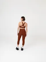 Calza capri deportiva negra, tiro alto y corte ajustado.
