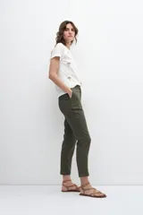 Remera blanca con bordados de palmeras, de corte clásico y manga corta.