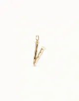 Charm unisex bañado en plata con forma de letra 'V', ideal para combinar con cadenas de diferentes tamaños.