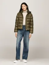 Campera térmica de plumón, color verde militar, con capucha fija y acabado que repele el agua.