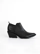 Botín negro de cuero vacuno con taco cuadrado de 5cm y suela de caucho antideslizante.