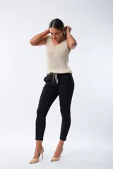 Musculosa beige de tejido de punto calado con escote en V y corte ajustado.