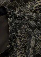 Vestido midi sin mangas de organza con estampado de serpiente, cuello perkins, forro interior, abertura posterior en el bajo y cierre de cremallera en la parte posterior.