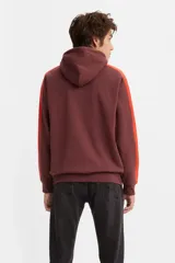 Buzo hoodie Levi's color borgoña con franja horizontal y detalles en rojo.