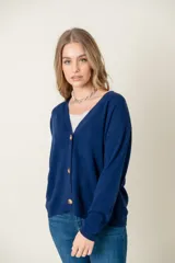 Cardigan celeste de lana con escote en V y botones marrones.
