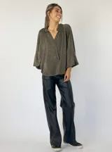 Pantalón de corte oxford de tela metalizada color cobre y elastizada.