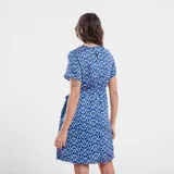 Vestido de corte fluido con estampado azul y cintilla ajustable en la cintura.