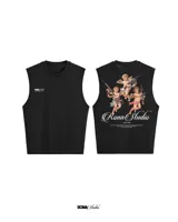 Musculosa negra con estampado de ángeles armados en la espalda y logo de la marca en el frente.