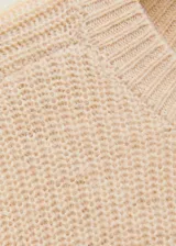 Sweater lila de lana con cuello redondo y mangas largas.