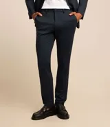Pantalón de traje de corte super slim, color azul oscuro, confeccionado en tejido de poliviscosa con textura discreta. Presenta trabillas en la cintura, cierre de cremallera y botón, y bolsillos laterales y traseros.