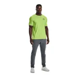 Remera celeste de Under Armour, corte clásico, mangas cortas y logo estampado en el pecho.