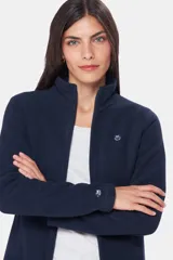 Campera polar azul marino con cuello alto y cierre frontal. Tiene bolsillos laterales con cierre y logo bordado en el pecho.