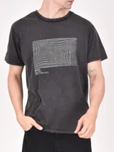 Remera negra con estampa rectangular con diseño abstracto de líneas blancas y texto "Break All The Rules New York City".