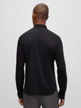 Camisa negra de manga larga con cuello abotonado y logo bordado en el pecho. Corte regular fit.