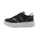 Zapatillas urbanas blancas con detalles plateados en el talón y laterales.