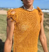 Musculosa tejida color marrón con diseño calado y flecos en los hombros.