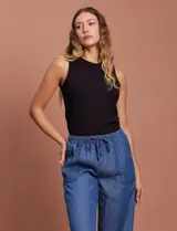 Musculosa negra de modal elastizado con cuello a la base, marca Tahari.