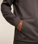 Buzo deportivo gris con capucha ajustable, manga larga ajustada, bolsillo canguro, detalles en recortes y textura.