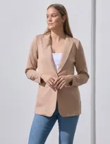 Blazer color beige, entallado, con cuello con solapa, abertura central con botón y bolsillos delanteros.