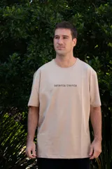 Remera color arena de manga corta con estampa negra con la leyenda "setenta treinta".
