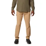 Pantalón de senderismo negro, de corte recto, con múltiples bolsillos con cierre de velcro y cremallera. Cuenta con presilla utilitaria en la cintura y cordón ajustable.