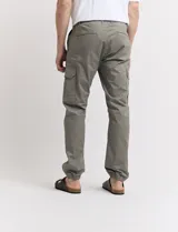 Pantalón cargo verde con bolsillos laterales, corte slim fit y tobillos elastizados.