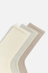 Pack de tres pares de calcetines de caña media tejidos en mezcla de algodón con acabado acanalado. Incluye un par color beige, un par color verde claro y un par color crudo.