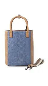 Matera color beige con estampado símil piel de serpiente, con detalles en cuero marrón y correa larga desmontable.