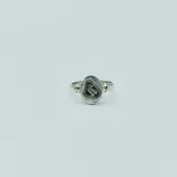 Anillo de plata con aplique ovalado de oro con el símbolo de ingeniero agrónomo.