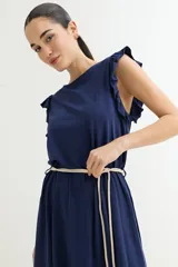 Vestido azul marino corto con mangas cortas con volados y cinturón de soga crudo.
