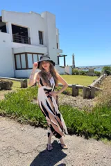 Vestido largo de fibrana estampada con breteles finos y volados, para atar en la espalda.