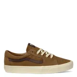 Championes Vans SK8 color marrón, con la clásica franja lateral en cuero marrón oscuro.