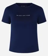 Remera deportiva azul marino de microfibra con cuello redondo, mangas cortas y estampa frontal con la frase "be your own muse".