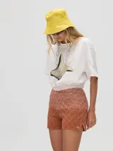 Short tejido a rombos con degradé de celeste a amarillo, calce suelto y pretina elástica combinada.
