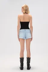 Short de jean celeste con terminaciones desflecadas.