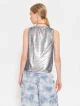 Musculosa de punto mesh con lentejuelas, escote y sisa terminados en rib tejido, largo a la altura de la primera cadera y estampa en el delantero.