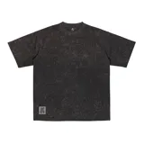 Remera oversize negra con efecto gastado y logo cuadrado con la letra K en la parte inferior izquierda.