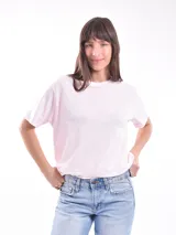 Remera de algodón color rosa claro, de corte recto y mangas cortas.