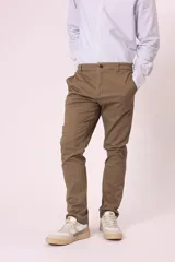 Pantalón chino color café con corte slim fit, bolsillos laterales y traseros.