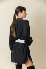 Camisa larga italiana de color verde, con detalles de tachas en el cuello y los puños, de corte oversize con mangas dolman.
