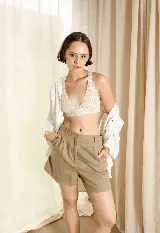 Soutien de encaje azul marino con breteles finos y elástico en el bajo busto.