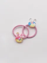 Par de coleros rosados con apliques de gomitas de colores con forma de corazón y fresa.