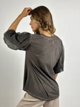 Blusa gris de algodón con mangas 3/4 abullonadas de gasa.