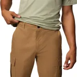 Pantalón cargo color marrón, de corte recto, con bolsillos laterales con cierre de velcro y bolsillos traseros. Confeccionado en tejido elástico. Marca Columbia.
