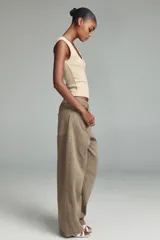 Jeans de tiro medio, estilo balloon baggy, color gris oscuro lavado. Presenta pierna muy ancha y largo completo, con aberturas sutiles en los bajos.