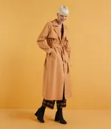 Campera trench coat larga color camel, con cuello con solapa, manga larga, abertura frontal con doble botonadura, dos bolsillos laterales, trabillas en la cintura y cinturón para amarrar.